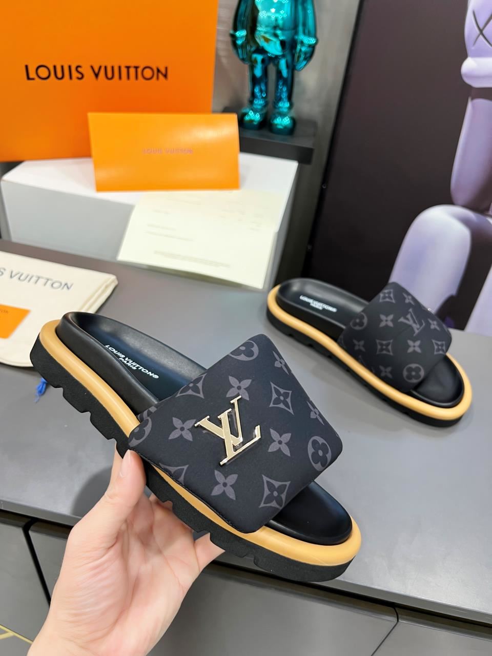 Louis Vuitton Slippers